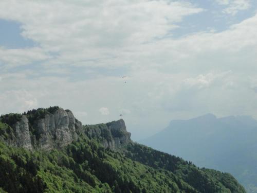 Pemandangan gunung umum atau pemandangan gunung yang diambil dari hotel