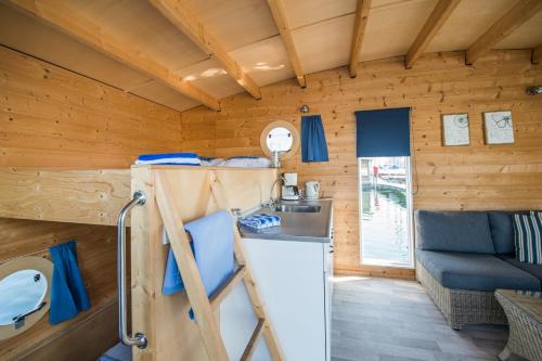 a room with a bunk bed in a tiny house at Waterlodge in Wilhelminadorp