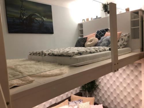 een slaapkamer met 2 bedden op een plank bij BpR Stylish Mosaic Home with Terrace in Boedapest