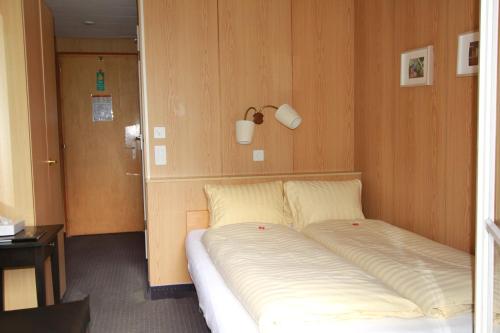 Een bed of bedden in een kamer bij Hotel Staubbach