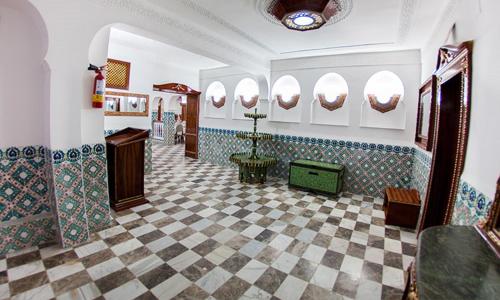 a bathroom with a checkered floor and mirrors at DAR DIAF CHERAGA in Alger