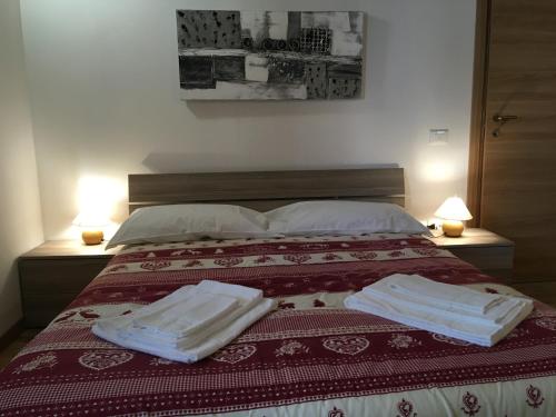 a bedroom with a bed with two towels on it at Antica Casa Nella in Venas