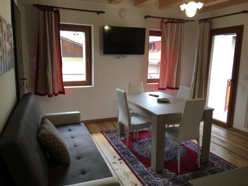 a living room with a dining room table and a couch at Antica Casa Nella in Venas