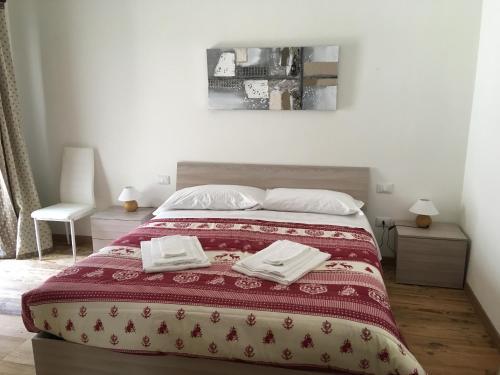 a bedroom with a bed with two towels on it at Antica Casa Nella in Venas