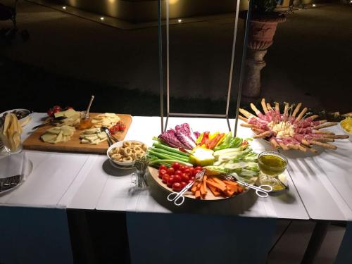 a table with a bunch of different types of vegetables at Giardini Mon Plaisir in Trapani