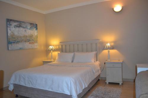 Ein Bett oder Betten in einem Zimmer der Unterkunft Mahogany Villa Guesthouse - SOLAR