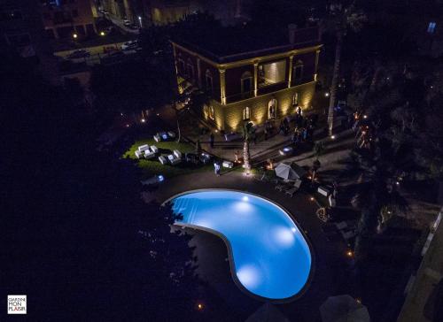 an overhead view of a swimming pool at night at Giardini Mon Plaisir in Trapani