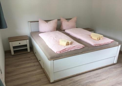 Een bed of bedden in een kamer bij Bungalows Ostseequelle