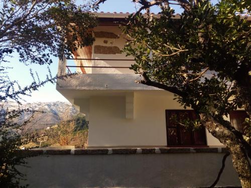 a building with a balcony with a view of a mountain at Casa da Sicó in Manteigas