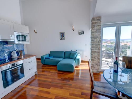 un soggiorno con un divano blu e un tavolo di Villa on Murter with Pool and Sea View a Murter