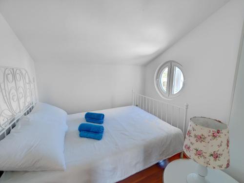 una camera da letto bianca con un letto e uno specchio di Villa on Murter with Pool and Sea View a Murter