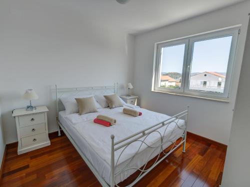 Postel nebo postele na pokoji v ubytování Apartment in Murter with Sea View and Pool