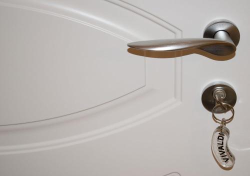 a bathroom door with a key hanging from it at B&B La casa D'amare in Maiori