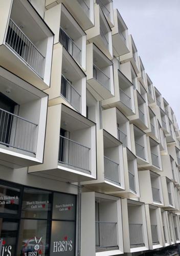 Bangunan di mana terletaknya aparthotel ini