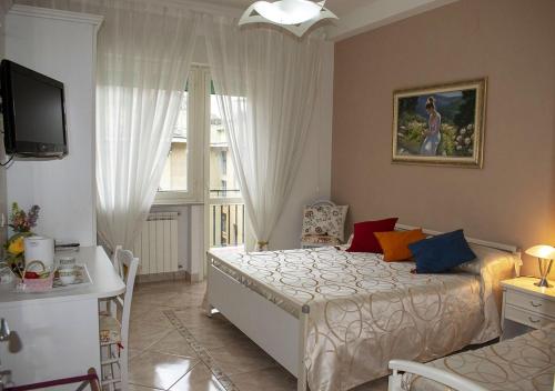 1 dormitorio con 1 cama y TV en La casa D'a...mare, en Maiori