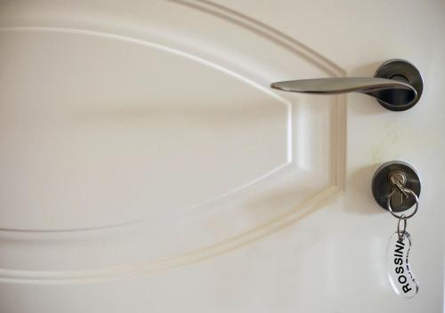 a door handle and a pair of scissors on a wall at B&B La casa D'amare in Maiori