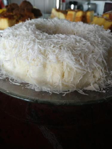 a white cake sitting on top of a table at Pousada da praça in Morro de São Paulo