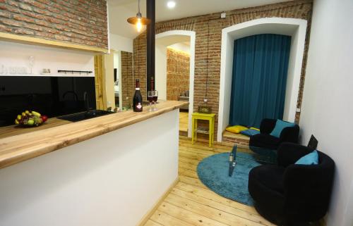ein Wohnzimmer mit einer Bar und 2 Stühlen in der Unterkunft Tiflis Hut in Tbilisi City