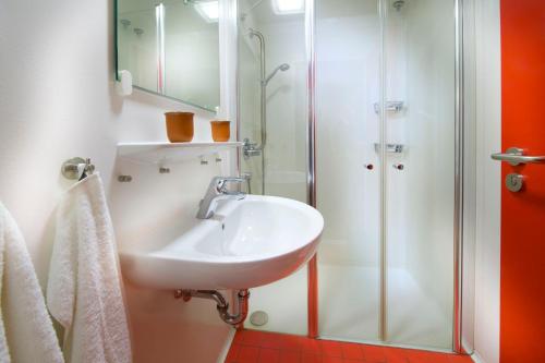 Et badeværelse på JUFA Hotel Kronach – Festung Rosenberg