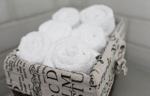 una cesta llena de bolas blancas de algodón en Tiflis Hut, en Tiflis