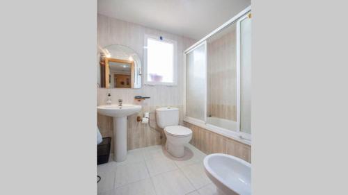 een badkamer met een toilet en een wastafel bij Casa Serra - PATERNA - APARTAMENTO ALQUILA 3 HABITACIONES CON GARAJE in Paterna