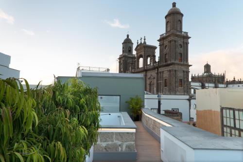 uma varanda com vista para um edifício com duas torres em Suites 1478 em Las Palmas de Gran Canárias