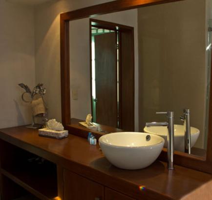 ein Badezimmer mit Waschbecken und großem Spiegel in der Unterkunft Casa Madonna in Guadalajara