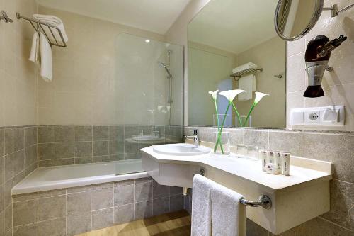 A bathroom at Exe Isla Cartuja