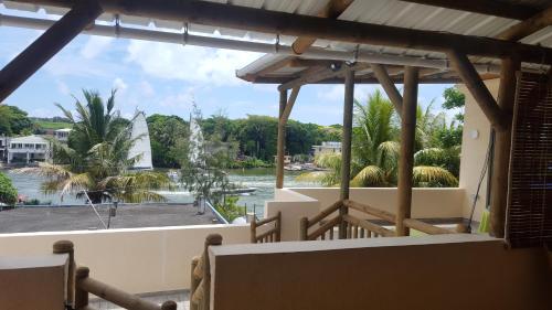 Riverside Holiday Homeにあるバルコニーまたはテラス