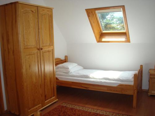 Un pat sau paturi într-o cameră la Major Hotel És Palóc Apartmanház