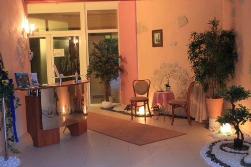 a room with potted plants and a table and chairs at ApartmentHotel Vollumen in Redwitz an der Rodach