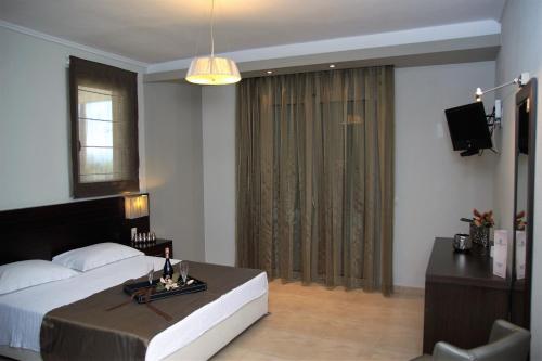 Кровать или кровати в номере Alexander Inn