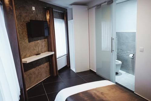 Ванная комната в Hôtel onyx expo