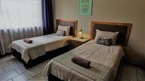 Katil atau katil-katil dalam bilik di Hoogland Spa Resort Bela Bela