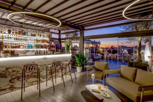 The lounge or bar area at Monti Palace Hotel