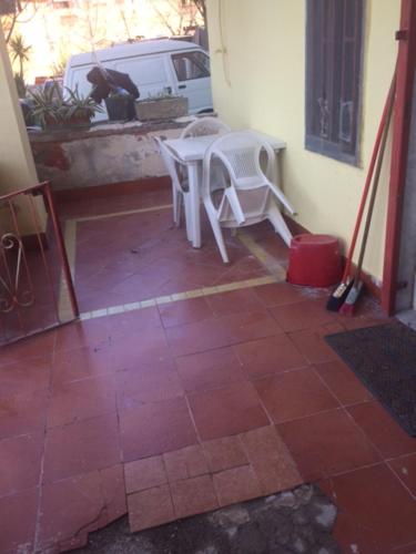 une terrasse avec une table et des chaises dans une maison dans l'établissement CASA DI CARLO, à Naples