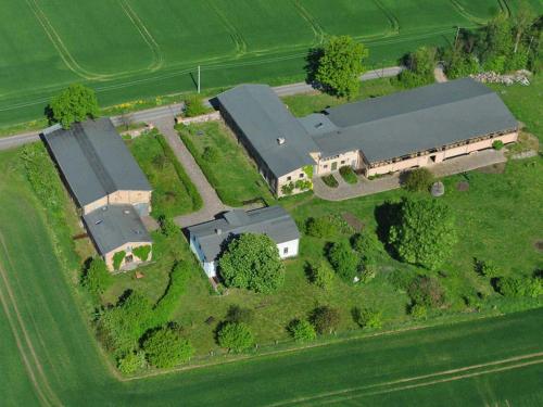 an aerial view of a house with a building at Ferienwohnungen im Bauernhaus _ Ob in Papendorf