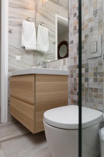 a bathroom with a toilet and a sink and a mirror at Into The Blue Villa in rkadiko Chorio