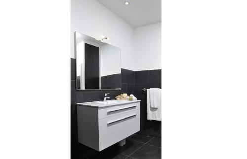 une salle de bain avec un lavabo blanc et un miroir dans l'établissement Sunlight Properties - Parisian Bleu - Calm with Sea View, à Nice