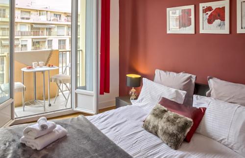 Ένα ή περισσότερα κρεβάτια σε δωμάτιο στο Sunlight Properties - Parisian Bleu - Calm with Sea View