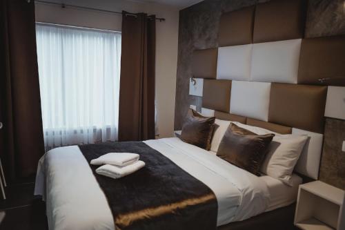 ein Schlafzimmer mit einem großen Bett mit zwei Handtüchern darauf in der Unterkunft Hôtel onyx expo in Brüssel