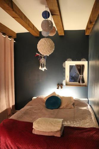 une chambre avec un grand lit dans une pièce dans l'établissement Le Séchoir du Ried, à Rossfeld