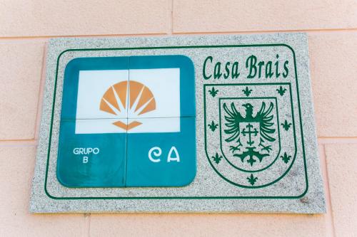 a sign on the side of a wall with a basketball at Casa BRAIS in Barreiros