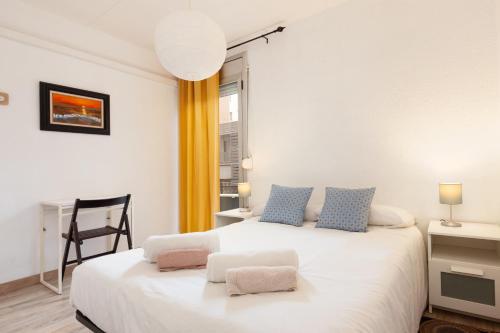 1 dormitorio con 2 camas y ventana en Barnapartments Monumental en Barcelona