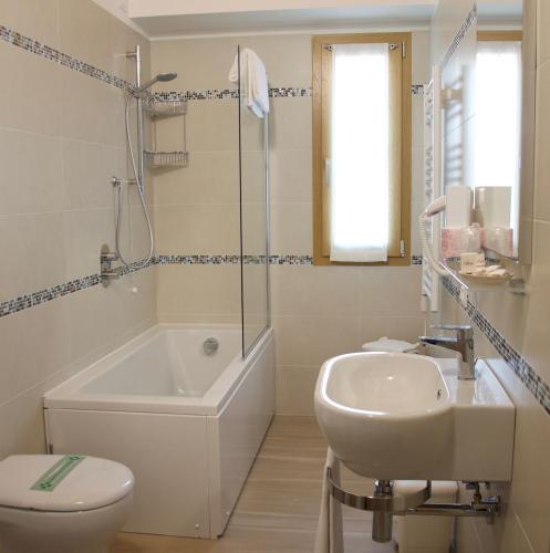ein Badezimmer mit Waschbecken, Badewanne und Toilette in der Unterkunft SAN FERDINANDO in Levada