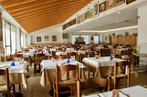 a large dining room with tables and chairs at SAN FERDINANDO in Levada