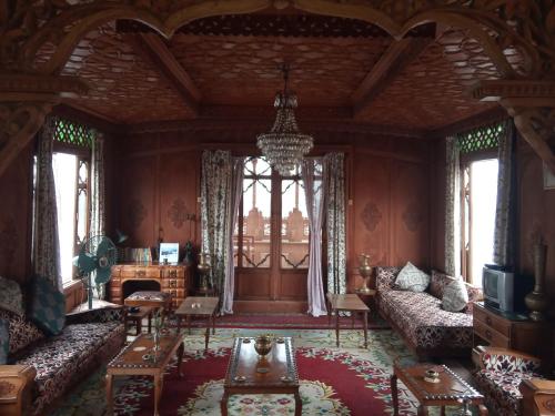 Et opholdsområde på Maharajas palace houseboat