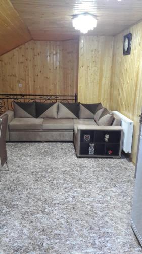 ein Wohnzimmer mit Sofa und Tisch in der Unterkunft NINI in Tbilisi City