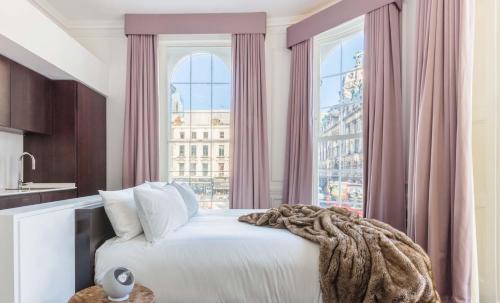 ロンドンにあるThe Moorgate by COVEのベッドルーム1室(ベッド1台、大きな窓付)