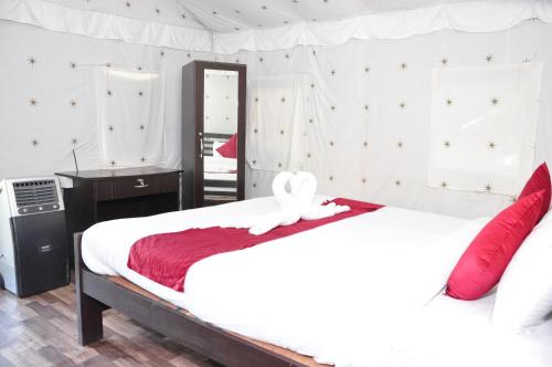 En eller flere senge i et værelse på Coorg Adventures Tent Stay AND SPA